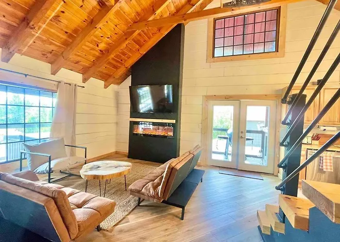 Modern Lake Side Nest• Hotub Fenced Yard King Beds