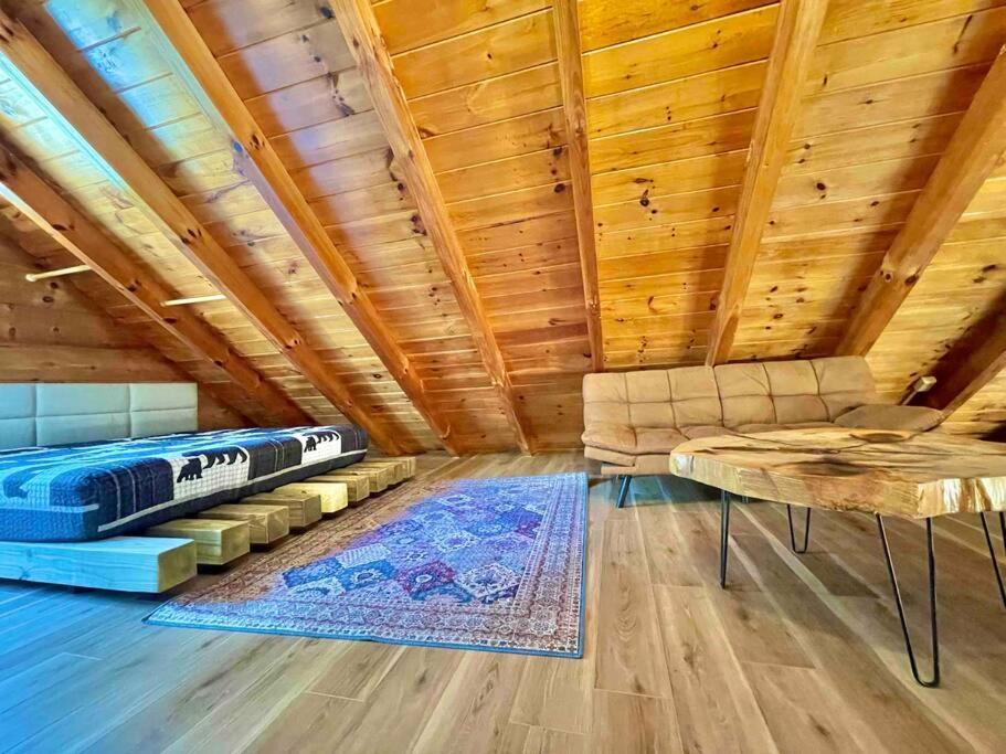 Modern Side Nest• Hotub Fenced Yard King Beds *