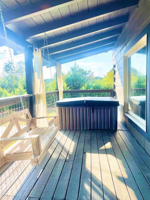 Modern Side Nest• Hotub Fenced Yard King Beds