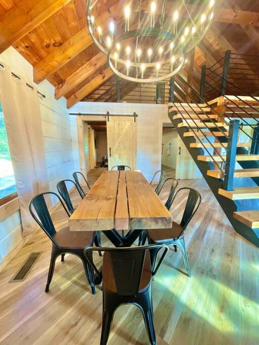Modern Side Nest• Hotub Fenced Yard King Beds Hébergement de vacances
