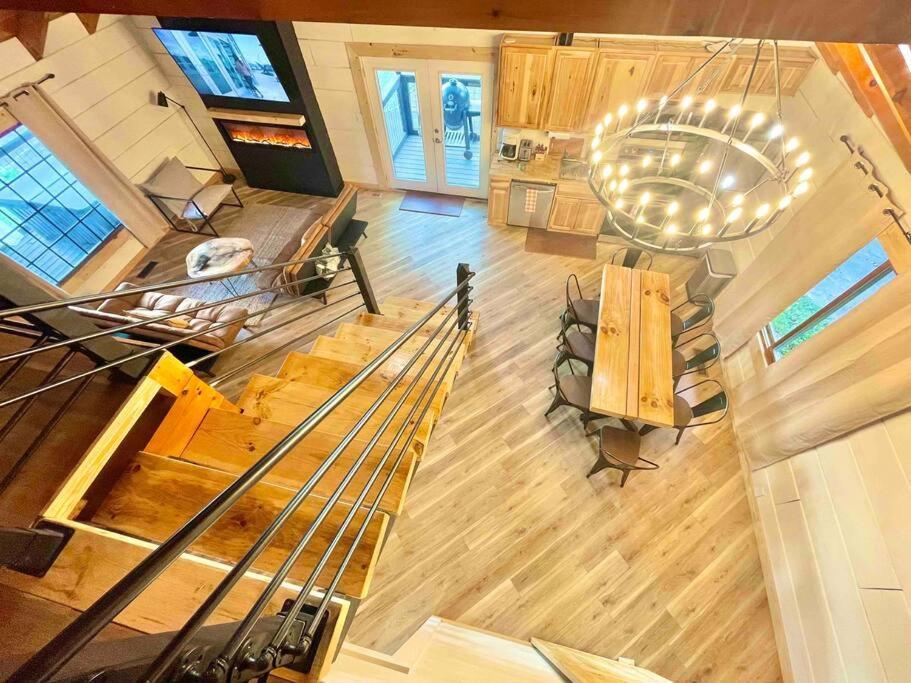 Modern Side Nest• Hotub Fenced Yard King Beds *