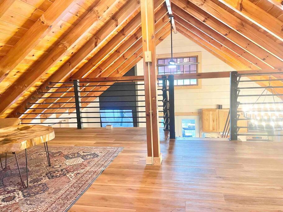 Modern Side Nest• Hotub Fenced Yard King Beds Sevierville