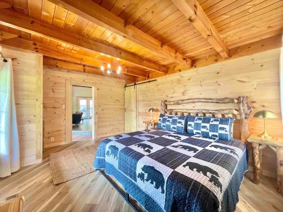 Modern Side Nest• Hotub Fenced Yard King Beds * Sevierville
