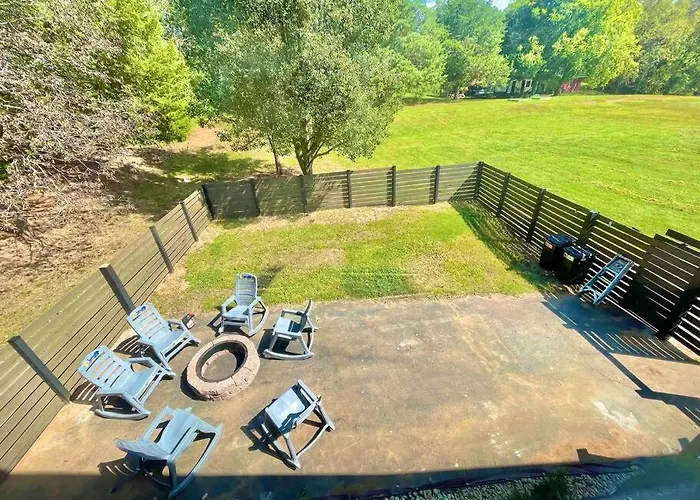 Modern Lake Side Nest• Hotub Fenced Yard King Beds