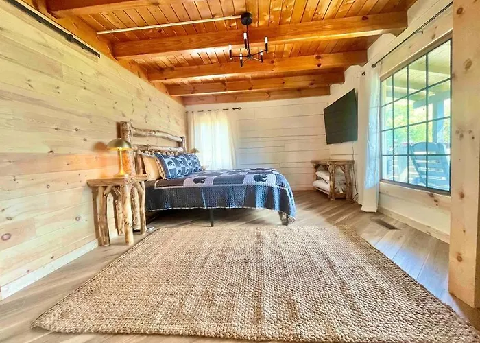 Modern Lake Side Nest• Hotub Fenced Yard King Beds