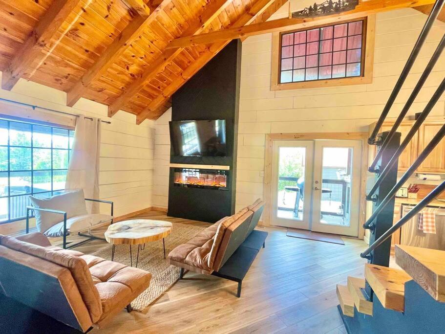 Holiday home Modern Side Nest• Hotub Fenced Yard King Beds *