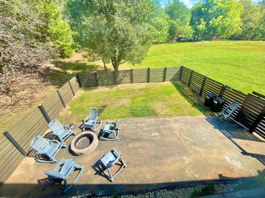 Modern Side Nest• Hotub Fenced Yard King Beds