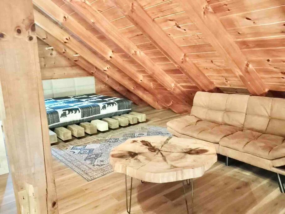 Modern Side Nest• Hotub Fenced Yard King Beds Holiday home *
