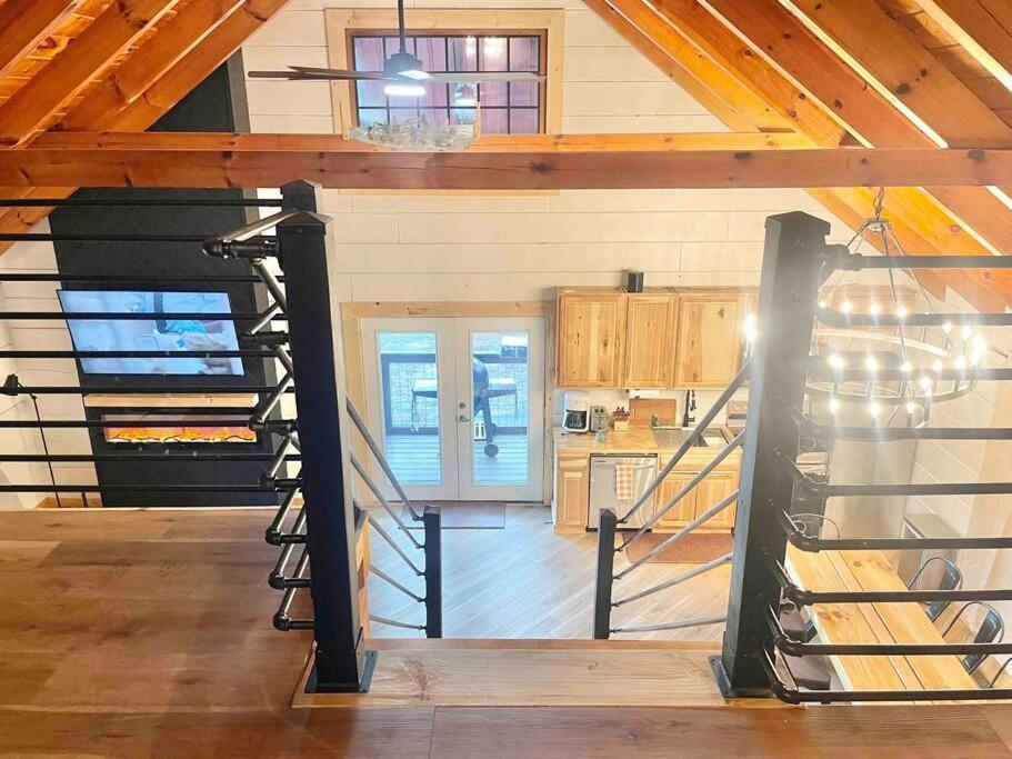 Modern Side Nest• Hotub Fenced Yard King Beds Holiday home