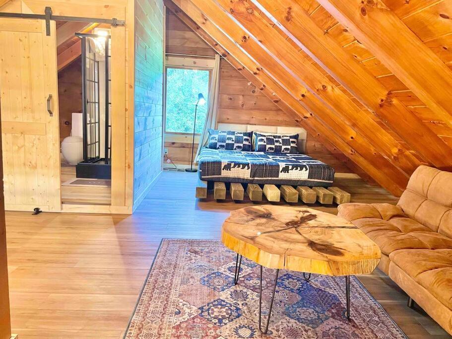 Modern Side Nest• Hotub Fenced Yard King Beds Holiday home *
