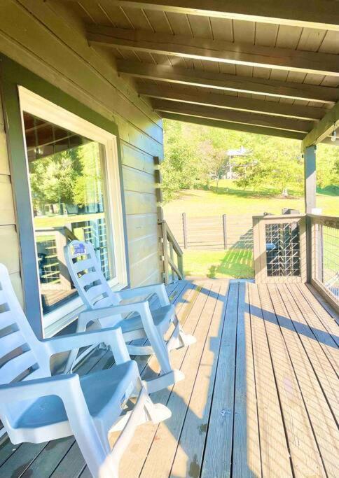 Holiday home Modern Side Nest• Hotub Fenced Yard King Beds *