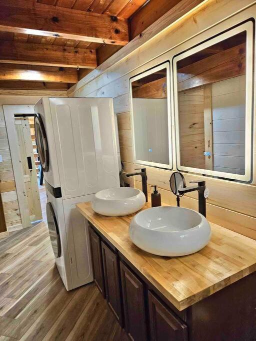 Holiday home Modern Side Nest• Hotub Fenced Yard King Beds Sevierville