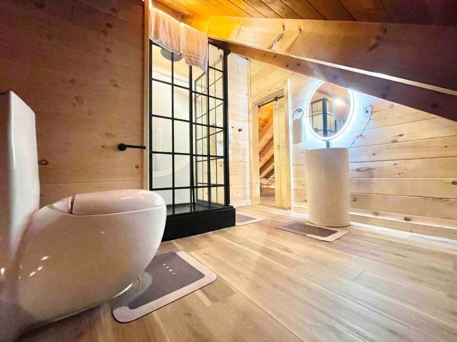 Holiday home Modern Side Nest• Hotub Fenced Yard King Beds