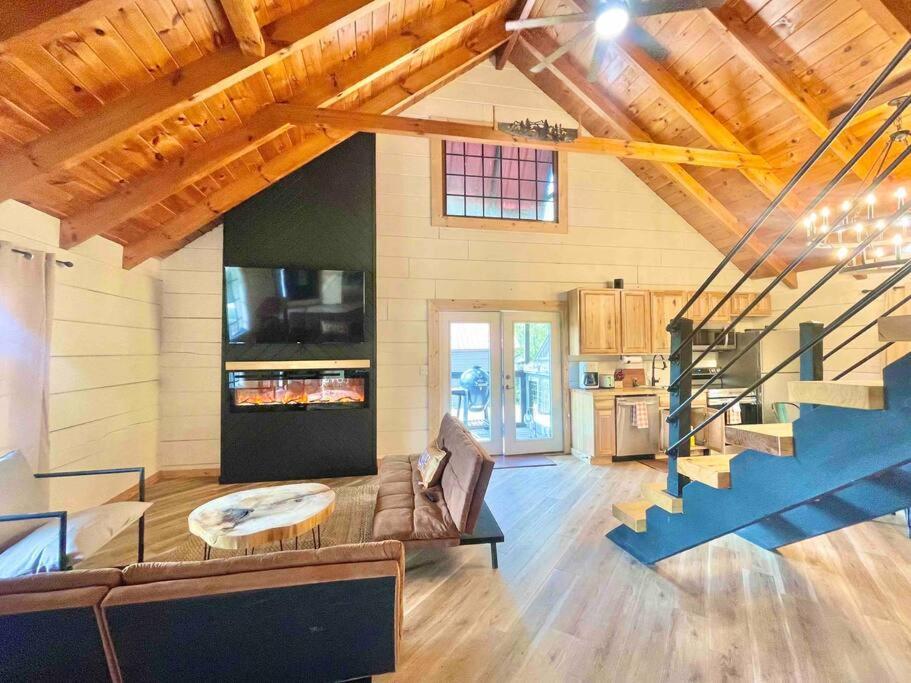Modern Side Nest• Hotub Fenced Yard King Beds *