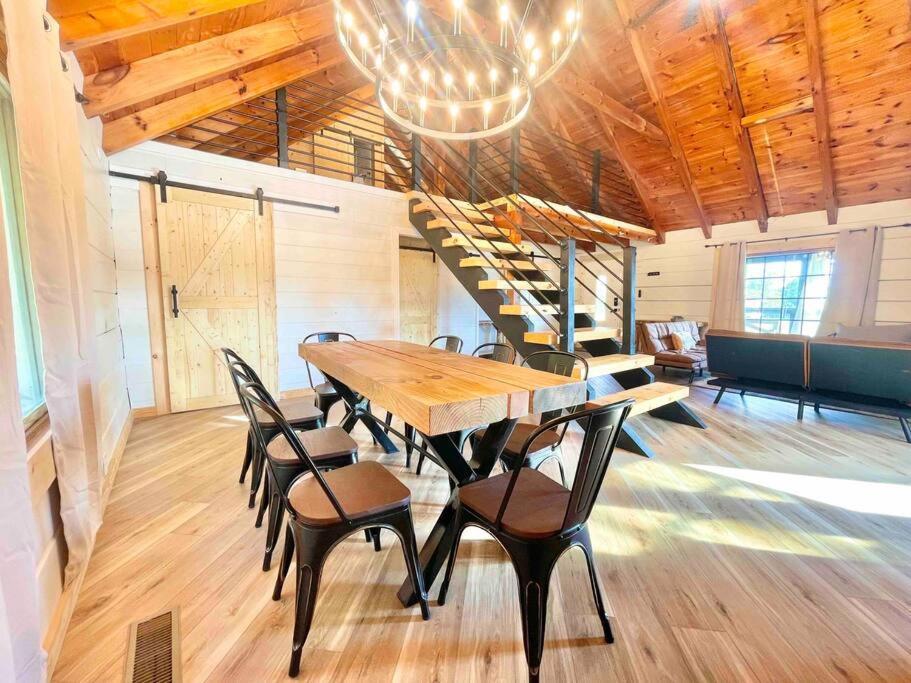 Holiday home Modern Side Nest• Hotub Fenced Yard King Beds Sevierville