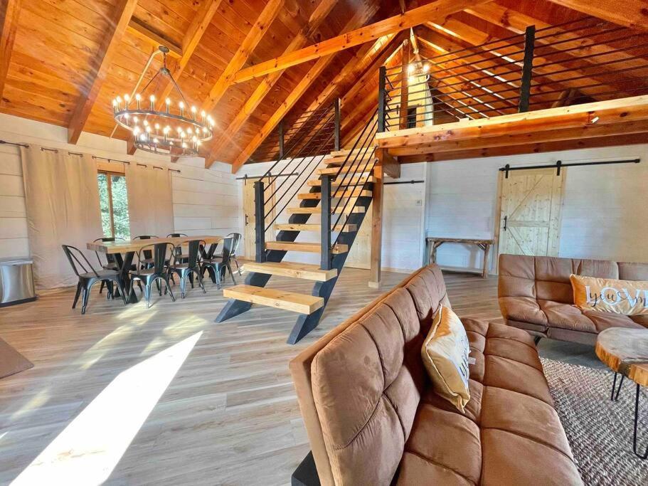 Modern Side Nest• Hotub Fenced Yard King Beds * Sevierville