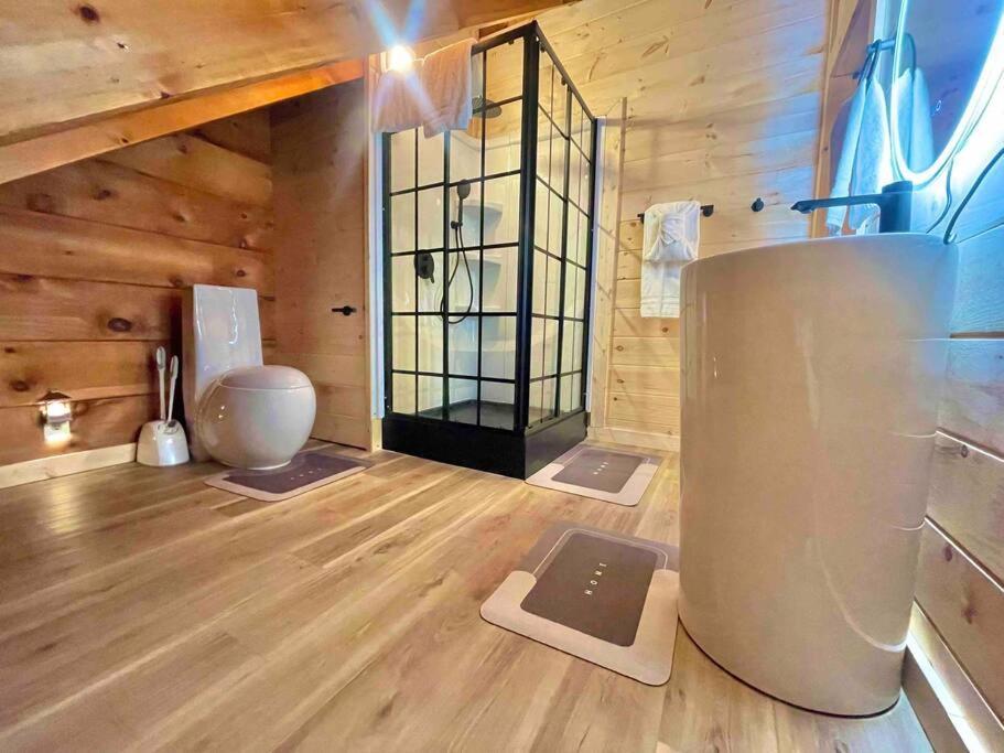 Holiday home Modern Side Nest• Hotub Fenced Yard King Beds *