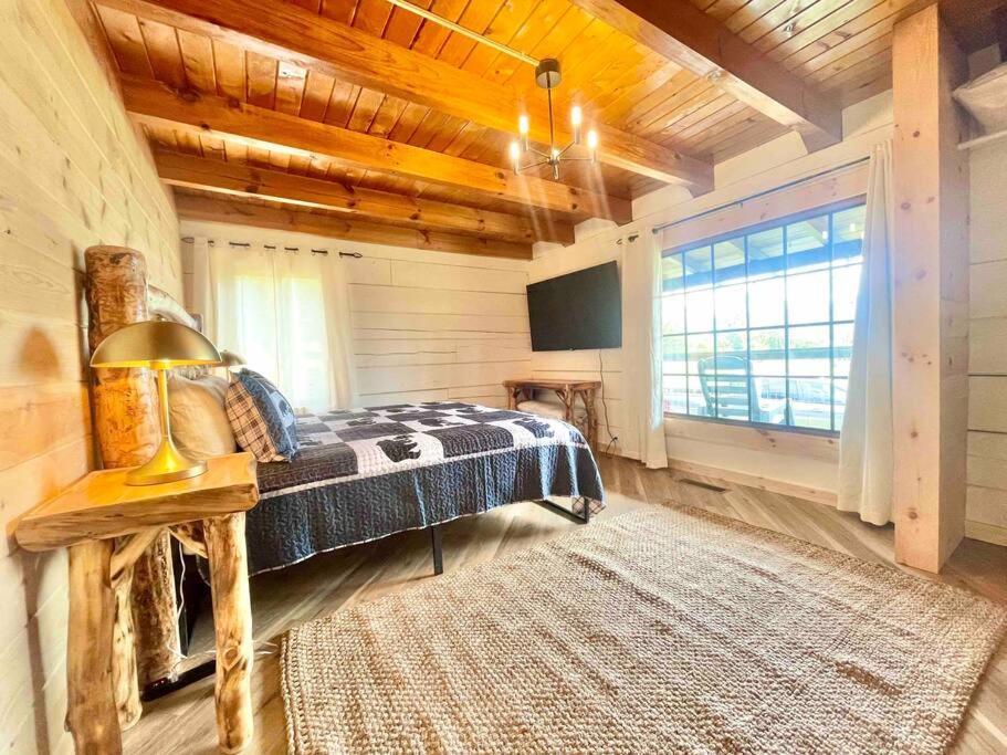 Modern Side Nest• Hotub Fenced Yard King Beds *
