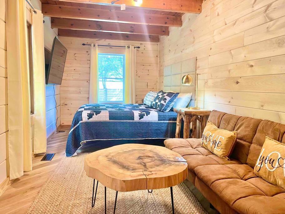 Holiday home Modern Side Nest• Hotub Fenced Yard King Beds Sevierville