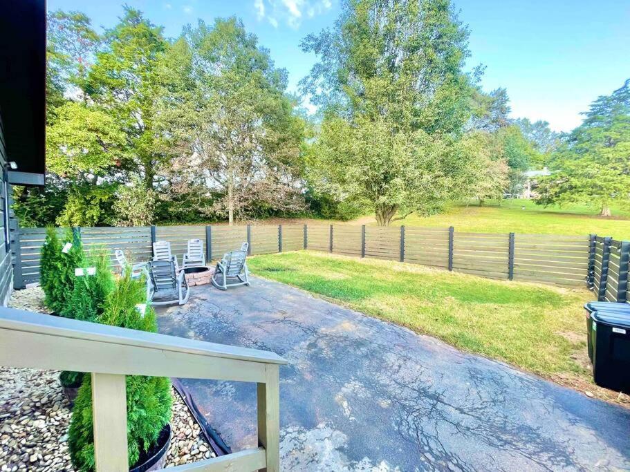 Holiday home Modern Side Nest• Hotub Fenced Yard King Beds