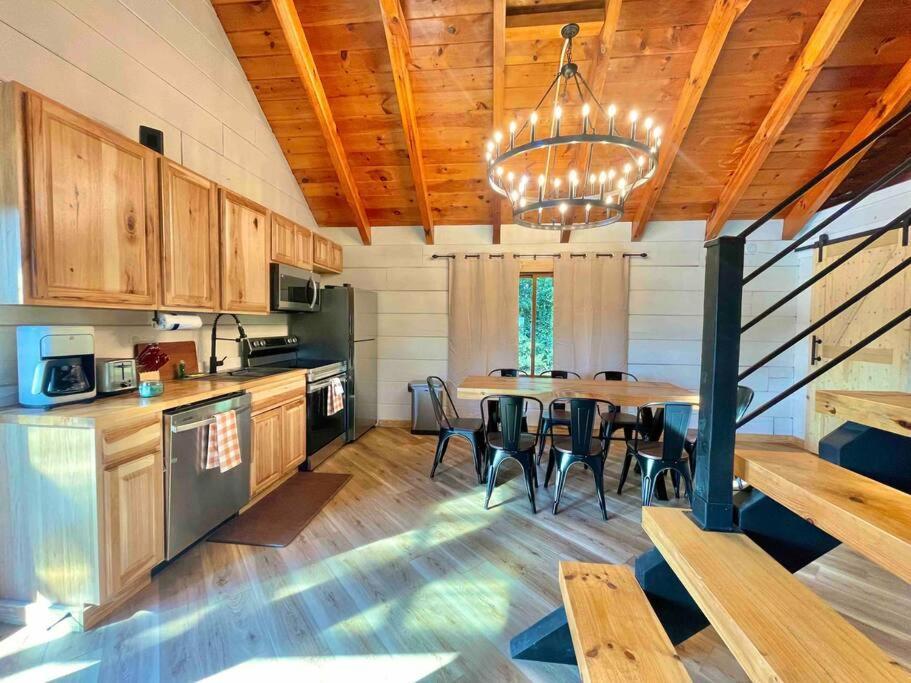 Modern Side Nest• Hotub Fenced Yard King Beds Sevierville